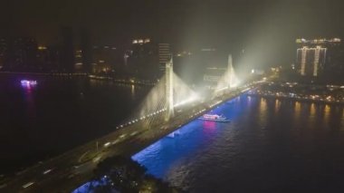 Köprü Guangzhou City, gece araba trafik. Guangdong, Çin. Havadan görünüm