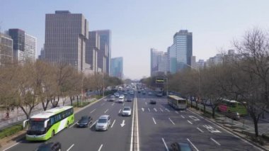 Merkezi Iş Bölgesi Pekin, Çin açık gün. Karayolu üzerinde gökdelenler ve araba trafiği