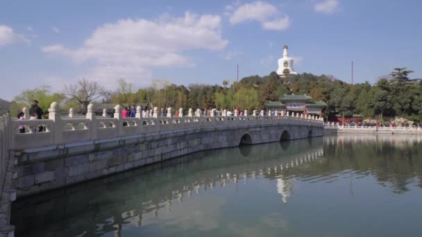 北京、中国 - 2019年3月15日:晴れ夏の日に北京公園。白い塔、橋と人々。ワイドショット. — ストック動画