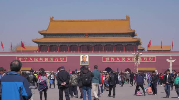 BEIJING, CHINA - 15 DE MARZO DE 2019: Plaza Tiananmen y Puerta a la Ciudad Prohibida en Clear Day. Tiro medio — Vídeos de Stock