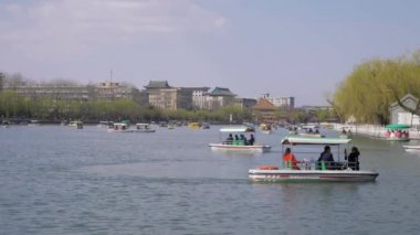 Pekin, Çin-15 Mart, 2019: Qianhai Gölü 'nde tekneler Insanlar. Beihai Parkı.