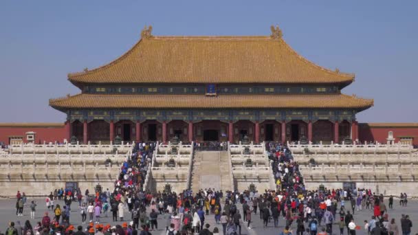 BEIJING, CHINA - 15 de março de 2019: Salão da Suprema Harmonia na Cidade Proibida no Dia Limpar e Multidão de Turistas. Tiro médio . — Vídeo de Stock