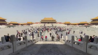 Pekin, Çin-15 Mart, 2019: açık gün ve turistler Crowd yasak şehirde yüksek Harmony salonu. Geniş atış. Zaman atlamalı.