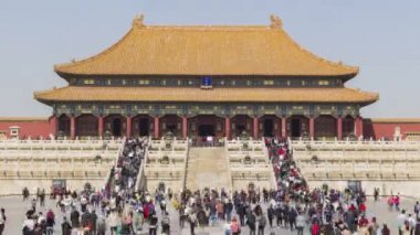 Pekin, Çin-15 Mart, 2019: açık gün ve turistler Crowd yasak şehirde yüksek Harmony salonu. Orta atış. Zaman atlamalı.