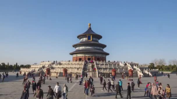 Peking, Čína-15. března 2019: chrám nebes, síň modlitby pro dobré sklizně a turisty v den jasného dne. Časový výpadek. — Stock video