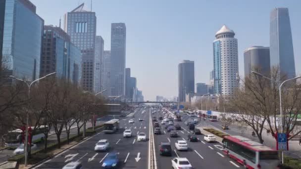 BEIJING, CHINA - 15 DE MARZO DE 2019: Distrito Central de Negocios en Clear Day. Rascacielos y tráfico de coches en carretera . — Vídeo de stock