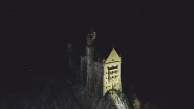 Kış Gecesi'nde Neuschwanstein Kalesi. Bavyera Alpleri, Almanya. Havadan Görünüm