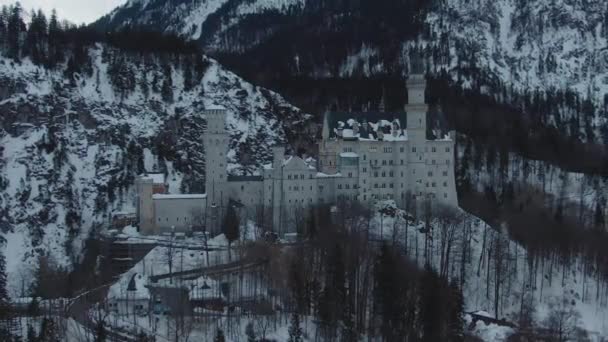 Castello di Neuschwanstein nel giorno d'inverno. Alpi Bavaresi, Germania. Vista aerea — Video Stock