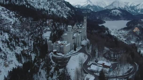 Neuschwanstein slott i vinterdag. Bayerska Alperna, Tyskland. Utsikt från luften — Stockvideo