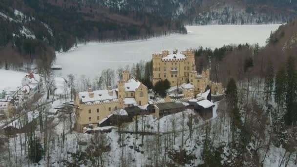 겨울에 호헨슈황가우 성. 바이에른 알프스, 독일. 공중 보기 — 비디오