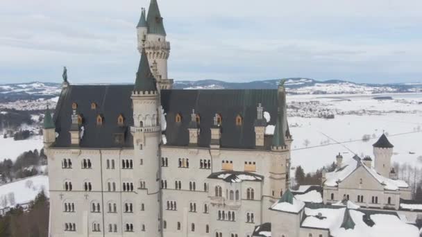 Castello di Neuschwanstein nel giorno d'inverno. Alpi Bavaresi, Germania. Vista aerea — Video Stock