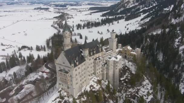 Замок Нойшванштайн в зимний день. Баварские Альпы, Германия. Вид с воздуха — стоковое видео
