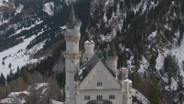 Neuschwanstein slott på Rock i vinterdag. Bayerska Alperna, Tyskland. Utsikt från luften — Stockvideo