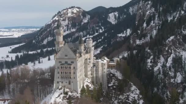 Kasteel Neuschwanstein op rots in de winterdag. Beierse Alpen, Duitsland. Luchtfoto — Stockvideo