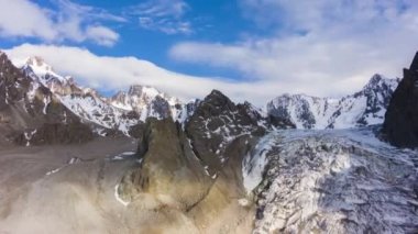 Tian Shan Dağları ve bulutlar ile mavi gökyüzü. Havadan görünüm