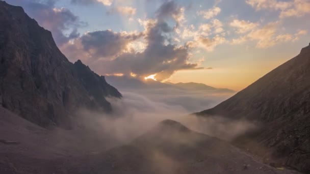 Βουνά και κινούμενα σύννεφα στο ηλιοβασίλεμα. Εναέρια Υπερλήξη — Αρχείο Βίντεο