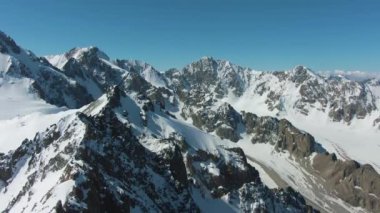 Güneşli Günde Mavi Kar Kaplı Dağlar. Havadan Görünüm