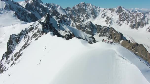 晴れた日の青い雪に覆われた山々。航空写真 — ストック動画