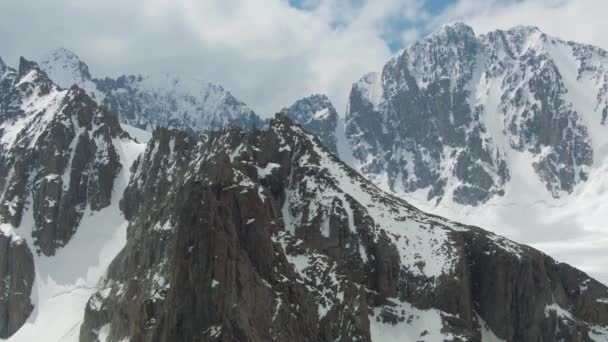 Τα χιονισμένα βουνά του Τισάν σαν. Αεροφωτογραφία — Αρχείο Βίντεο