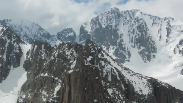 Τα χιονισμένα βουνά του Τισάν σαν. Αεροφωτογραφία — Αρχείο Βίντεο