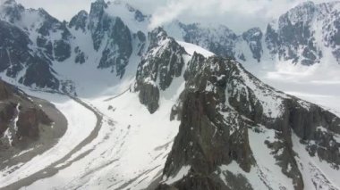 Karla kaplı dağlar. Havadan görünümü