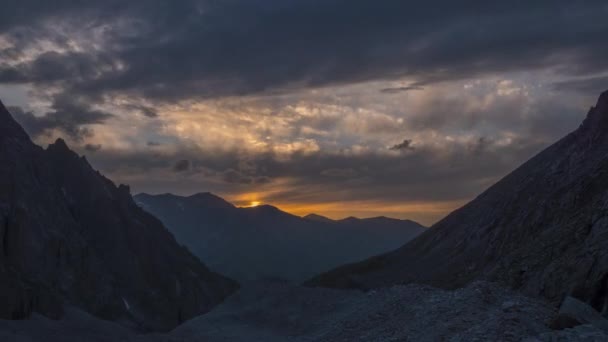 Bergen en bewegende wolken bij zonsondergang — Stockvideo