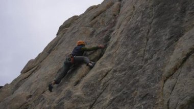 Kaya tırmanışı. Adam Uçuruma Tırmanıyor