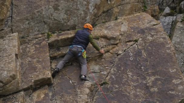 Escalada. Homem coloca a corda no Quickdraw — Vídeo de Stock