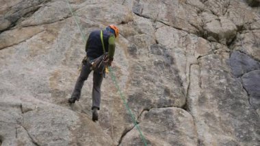 Rock'ta rappelling. Halata İnen