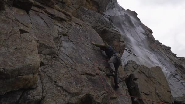 Escalada en roca con cuerda de plomo. Falla. Hombre cayendo — Vídeos de Stock