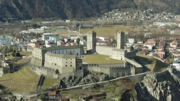 Castelgrande Castle. Беллінцона, Тічино, Швейцарія. Швейцарські Альпи. Вид з повітря — стокове відео