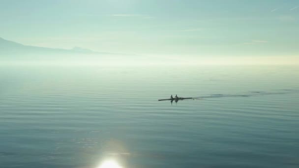 Twee mannen kajakken op zonnige dag op het meer van Genève. Zwitserse Alpen, Zwitserland — Stockvideo