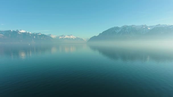 Genfersee und Berge. Alpen. Schweiz. Luftbild — Stockvideo