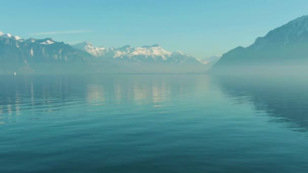 Genfersee und schneebedeckte Berge. Schweiz. Luftbild — Stockvideo