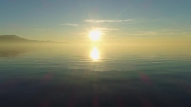 カラフルな夕日のジュネーブ湖。太陽の反射。スイス。航空写真 — ストック動画