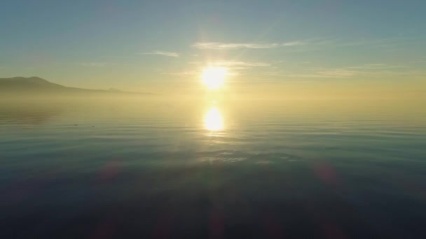 Lago Geneva al atardecer. Reflejo solar. Suiza. Disparo aéreo — Vídeo de stock