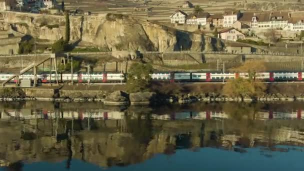 Double-Decker vonat goes mentén Genfi-tó partján. Svájc. Légifelvétel — Stock videók