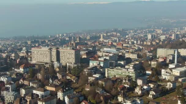 Lausanne City e Lake Geneva. Vaud, Suíça. Vista aérea — Vídeo de Stock