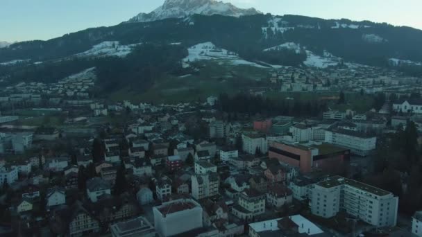 Kriens City y Pilatus Mountain en invierno. Suiza. Vista aérea — Vídeos de Stock