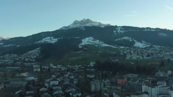 冬のクリエンスシティとピラタス山。スイス。航空写真 — ストック動画