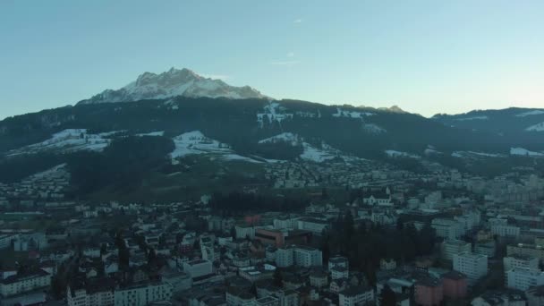 Kriens stad och Pilatus berg. Schweiz. Utsikt från luften — Stockvideo