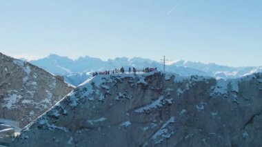 Kışın Pilatus Dağı Top'ta Bakış Açısı'nda turistler. İsviçre. Havadan Görünüm