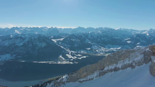 Rotsachtige heuvelrug en bergketen. Zwitserse Alpen, Zwitserland. Luchtfoto — Stockvideo