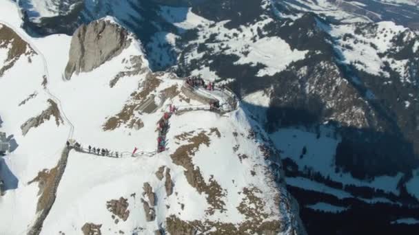 Observatiedek van de berg Pilatus in de winterdag. Zwitserland. Luchtfoto — Stockvideo