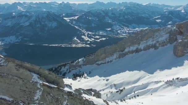 Ridge en bergketen op de achtergrond. Zwitserse Alpen, Zwitserland. Luchtfoto — Stockvideo