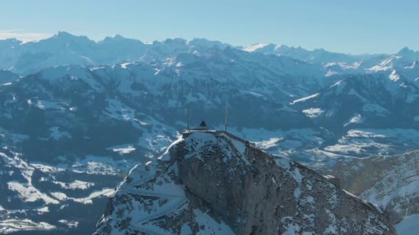 Berg Pilatus piek in de winter zonnige dag. Zwitserse Alpen, Zwitserland. Luchtfoto — Stockvideo