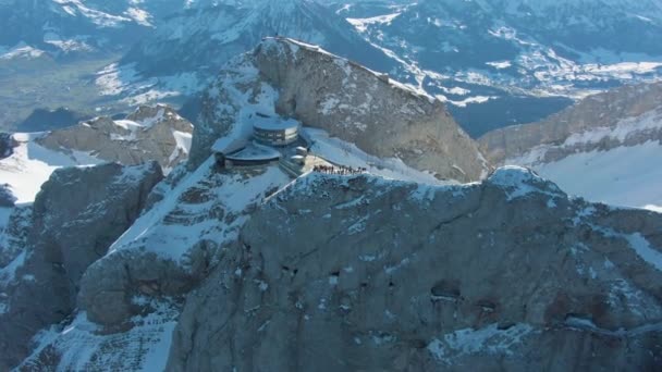 Berg Pilatus en toeristen op het uitkijkpunt in de winter. Zwitserland. Luchtfoto — Stockvideo