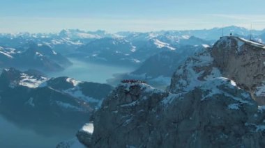 Pilatus Dağı'nda Turistlerle Bakış Açısı. İsviçre. Havadan Görünüm