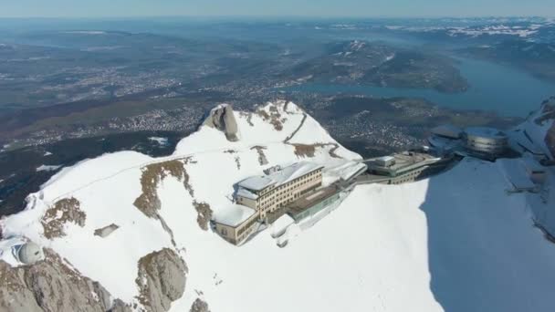 Snötäckta berget Pilatus på vintern. Schweiziska Alperna, Schweiz. Utsikt från luften — Stockvideo