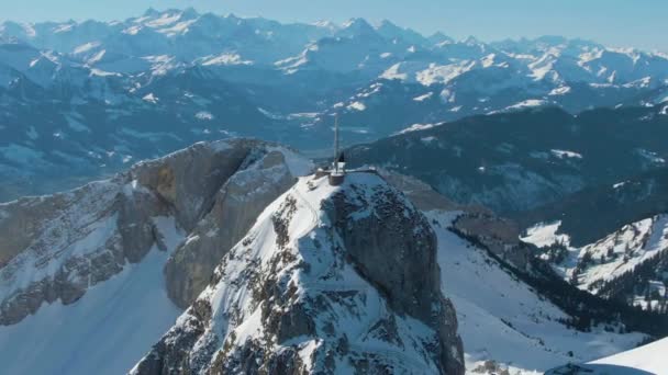 Вершина горы Пилатус в зимний солнечный день. Швейцарские Альпы, Швейцария. Вид с воздуха — стоковое видео